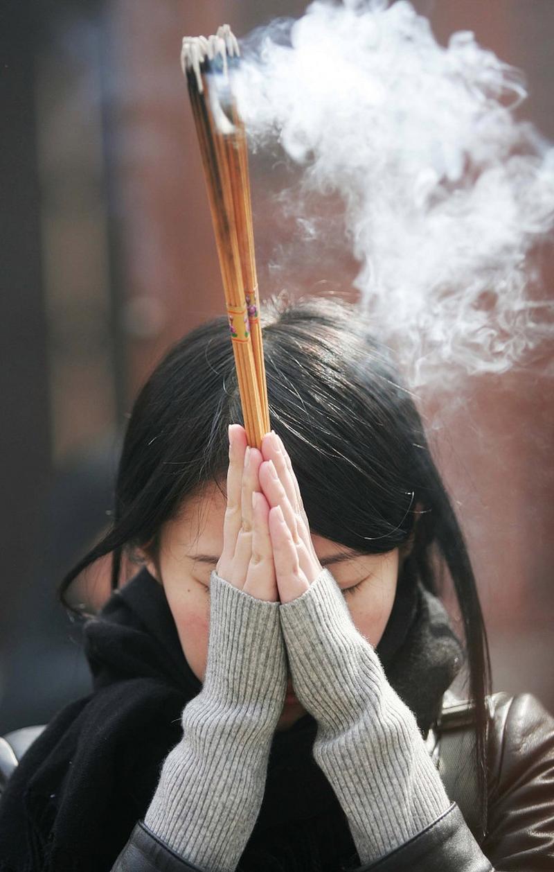 活人照片上香：迷信还是文化传承？！