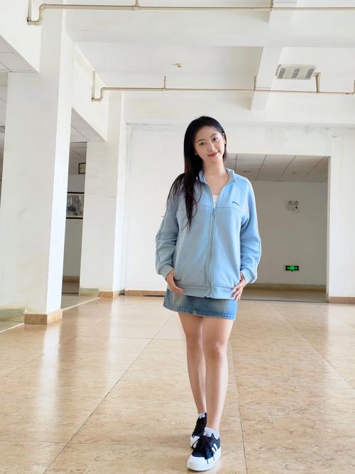 浅蓝色魅力解析：女性气质的色彩密码