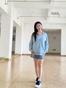 浅蓝色魅力解析：女性气质的色彩密码