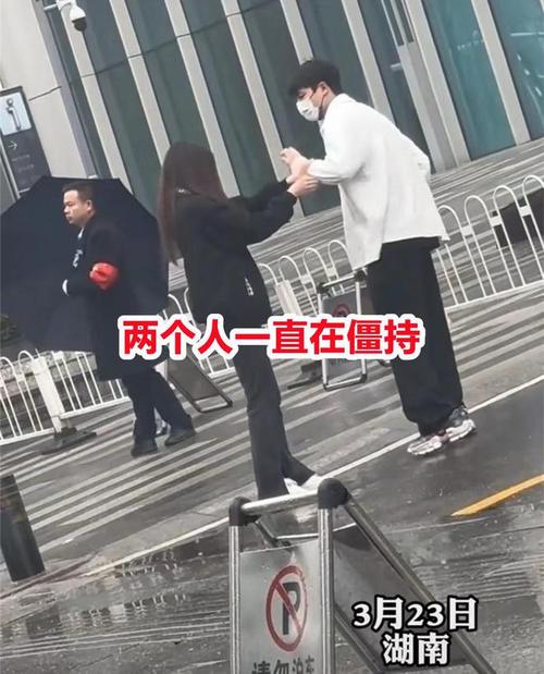 女生拽衣角：情感密码与心理奥秘