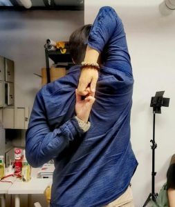 瑜伽背后扣手式难题解：轻松提升肩背灵活性