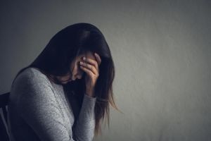 女人梦见被打头出血的梦境解析及心理启示