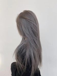 灰色魅力：低调智慧女性的精致生活画卷