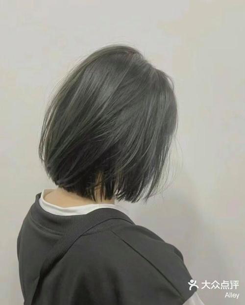 灰色穿搭技巧：显白不老的秘密