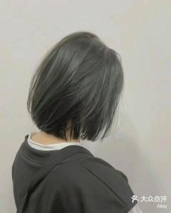 灰色穿搭技巧：显白不老的秘密