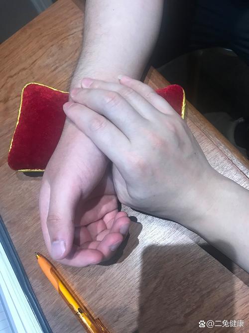 破解双手后背互扣难题，轻松改善背部灵活性