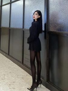 黑色之谜：现代流行趋势下降的原因与心理影响