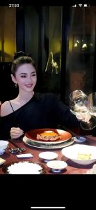 名牌服饰心理密码：解读女性时尚自我表达