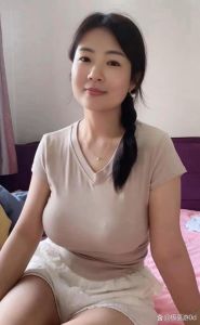 朴素着装心理解析：宁静自信女性的独特魅力