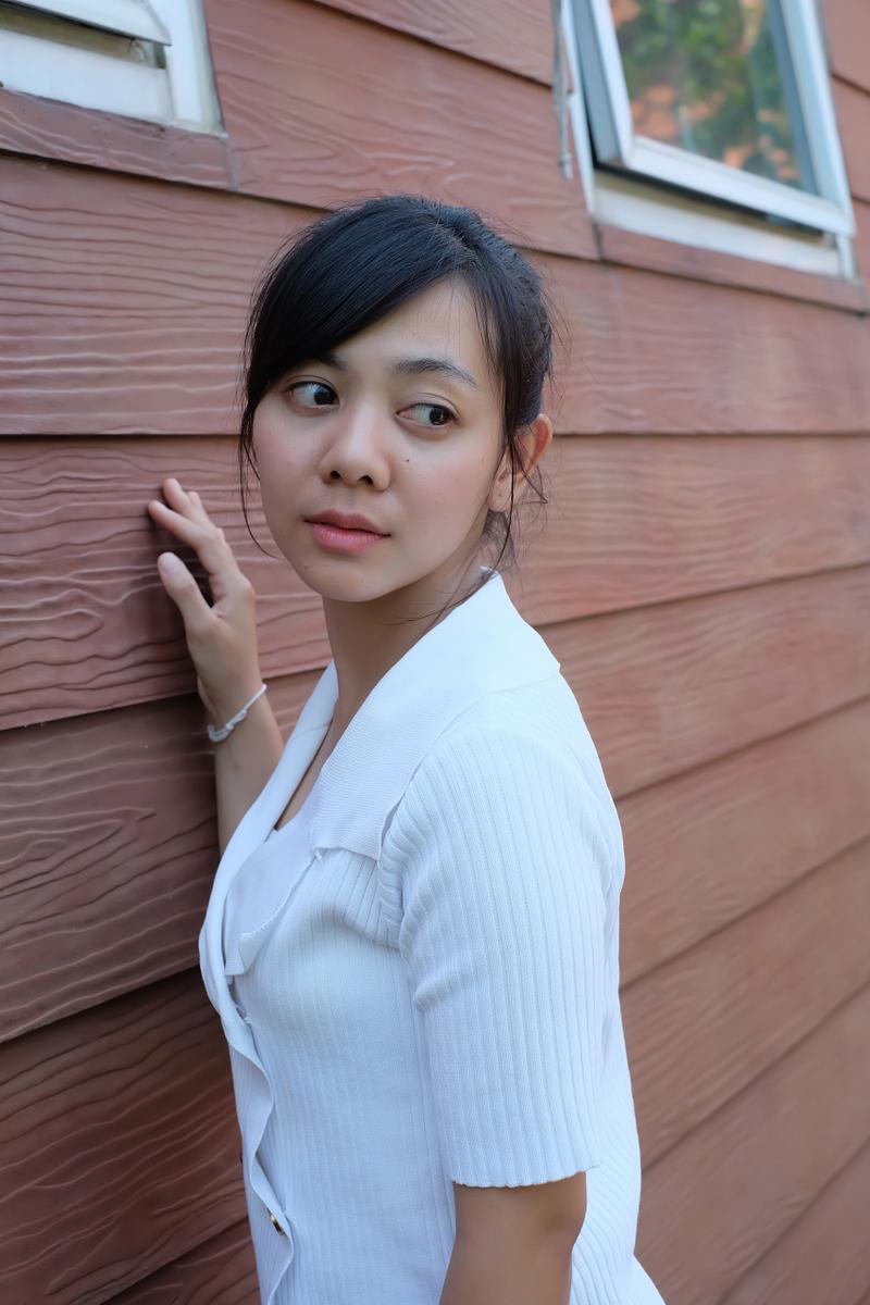 朴素着装心理解析：宁静自信女性的独特魅力
