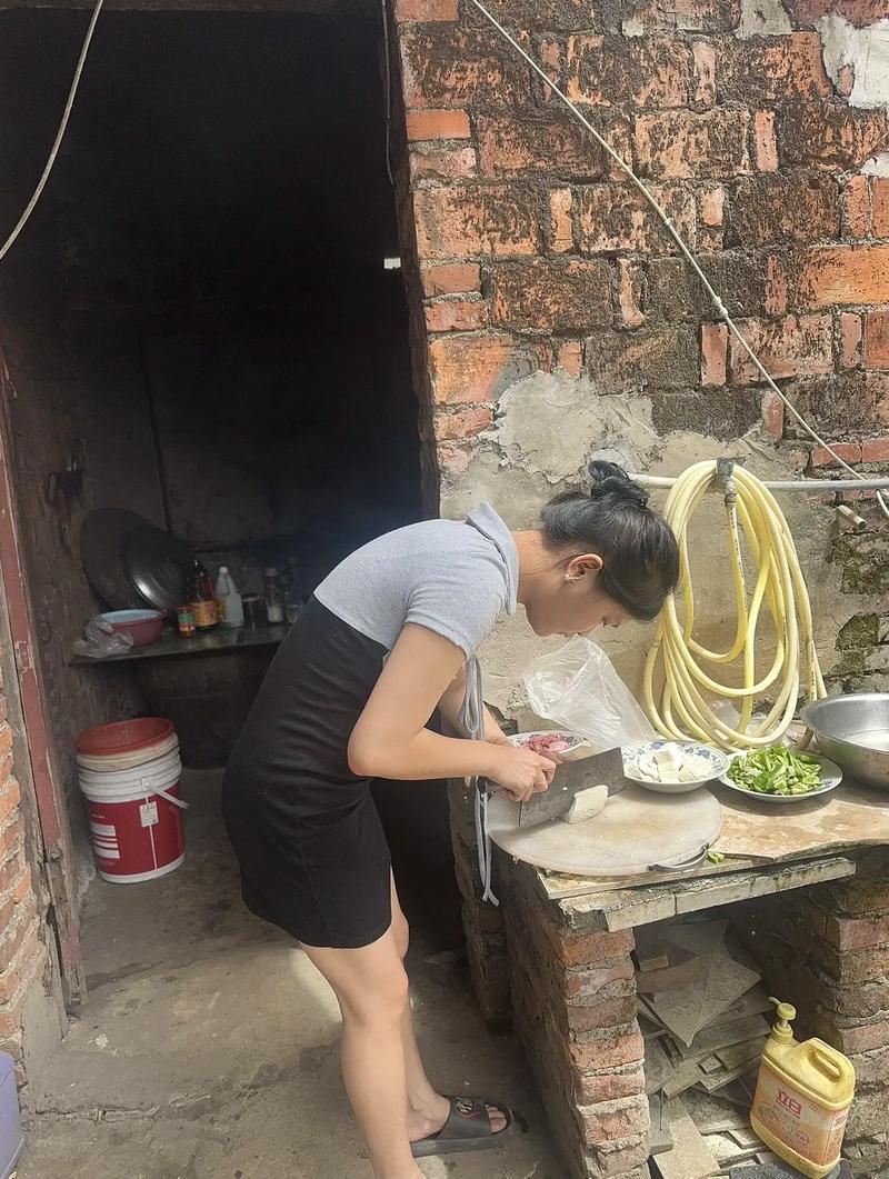 朴素着装心理解析：宁静自信女性的独特魅力