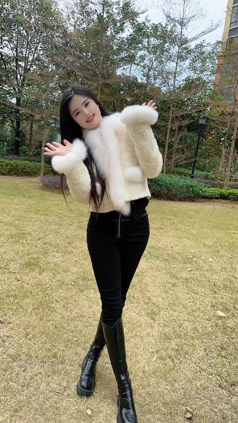 都市智慧之光：深邃女性的独特魅力