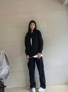 黑色魅力：独来独往女生的时尚宣言与性格解析