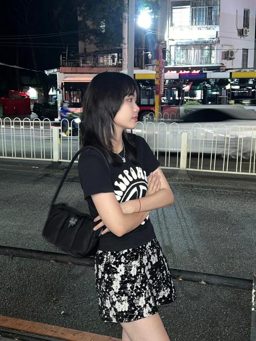 黑色魅力：独来独往女生的时尚宣言与性格解析