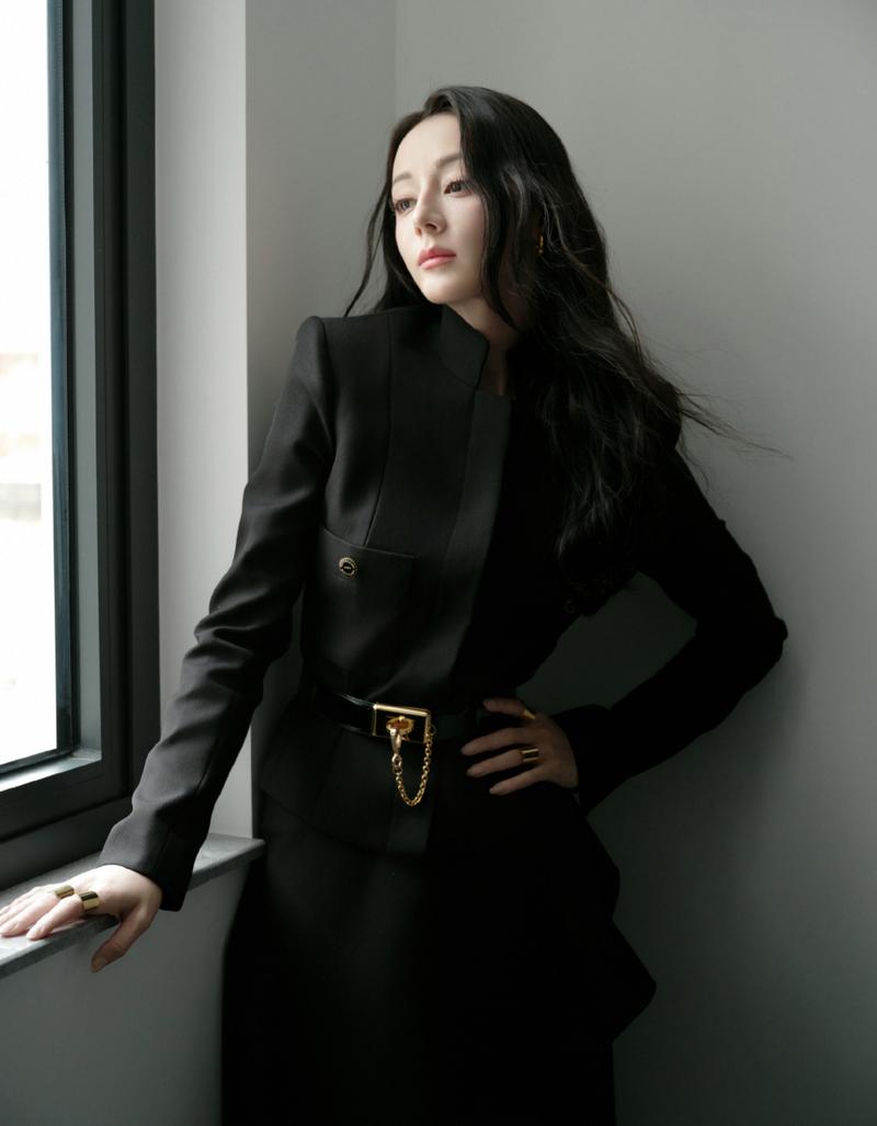 黑色魅力女性：神秘独树一帜的时尚性格