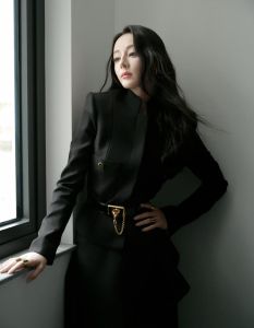 黑色魅力女性：神秘独树一帜的时尚性格