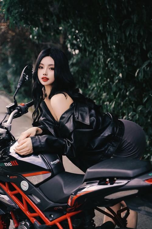 女性独特魅力解析：内外兼修，脱颖而出秘诀