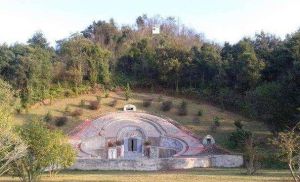 梦境解析：房子下墓地象征意义及心理影响