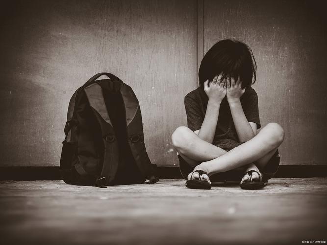 青少年抑郁成因与应对策略：点亮希望之光