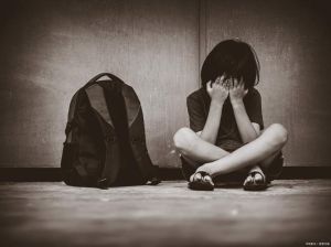 青少年抑郁成因与应对策略：点亮希望之光