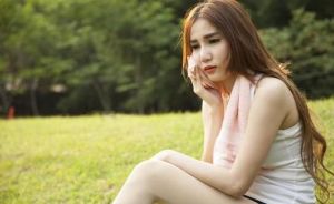 已婚女人情感挣扎：婚姻围城中的选择与自保