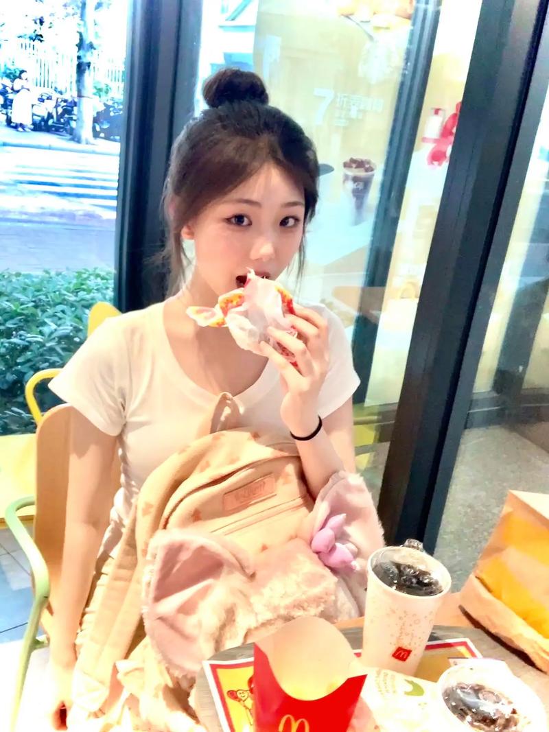 智慧女性魅力年轻不凡，低调中见真章