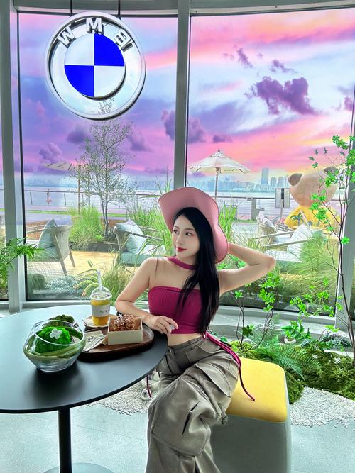 智慧女性魅力年轻不凡，低调中见真章