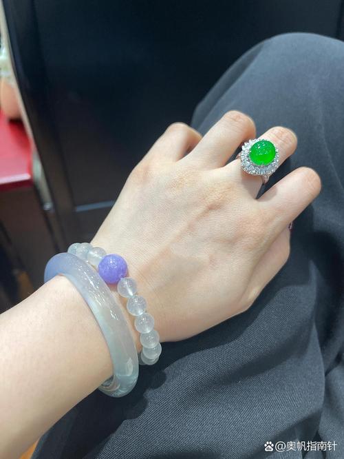 翡翠戴右手寓意与健康：其背后的故事