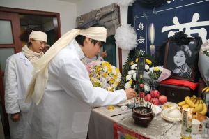 现代孝道压力解析：传统美德如何平衡传承与负担
