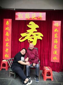 长寿老人的双面影响：家庭荣耀与挑战并存