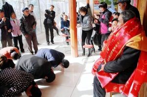 老人借寿传说：迷信还是信仰之光？