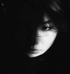 黑白灰魅力女生：独立简约，生活秘密