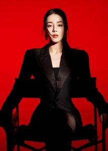 黑色服饰性格密码：女性的神秘与独立