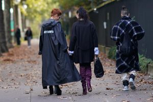 女孩允许闻头发：信任与情感的微妙触碰