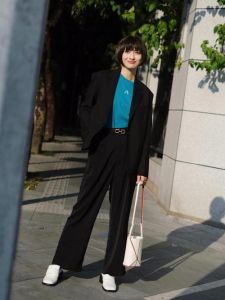 黑色穿搭心理解析：女性的坚韧与神秘魅力
