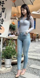 轻熟风穿搭：保守中展现女性魅力秘诀
