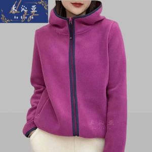 50+女性秋季卫衣搭配：三色秘籍，焕新气质！