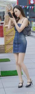 牛仔裤VS长裙：女性魅力与时尚年龄对话