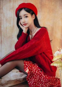 驾驭红色魅力：成为时尚女神的穿搭秘诀