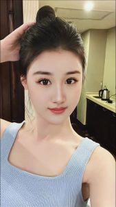 古典与现代交融：五官明艳美女美学探秘