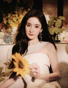 甜美VS艳丽穿搭密码：解锁个性魅力