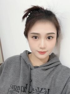 自拍狂热：女性心理动机与文化现象