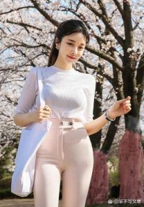 打扮中的生活态度：职场自信女性的时尚哲学