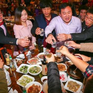 梦境盛宴：亲戚团聚酒席的心理象征解析