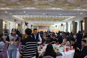 梦境宴席：社交好运家庭和谐象征解读