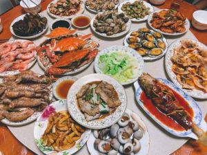 梦境酒席：社交事业与财运预示