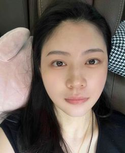 素颜魅力：35岁女性的内在美与多元审美革命