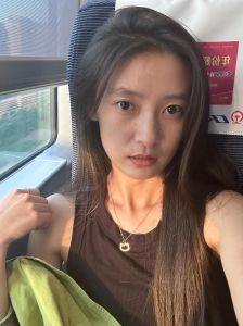 素颜女性的独特魅力：自信与自然的力量