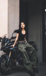 飒女魅力解析：如何欣赏与驾驭时尚独行者