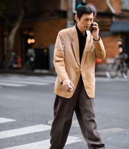 中年男性打扮转变：情感密码与不老青春